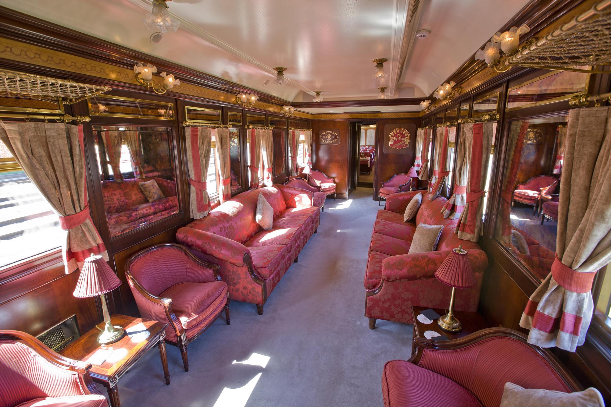 Uno de los espectaculares Salones del Tren Al Andalus CRUCEROS EN TREN ANDALUCIA TREN AL ANDALUS CRUCEROS SOBRE RAILES CRUCEROS EN TREN TRENES DE LUJO RENFE FEVE CRUCEROS SUR DE ESPAÑA CRUCEROS TERCERA EDAD VIAJES DE LUJO CRUCEROS EN TREN AL ANDALUS SALON